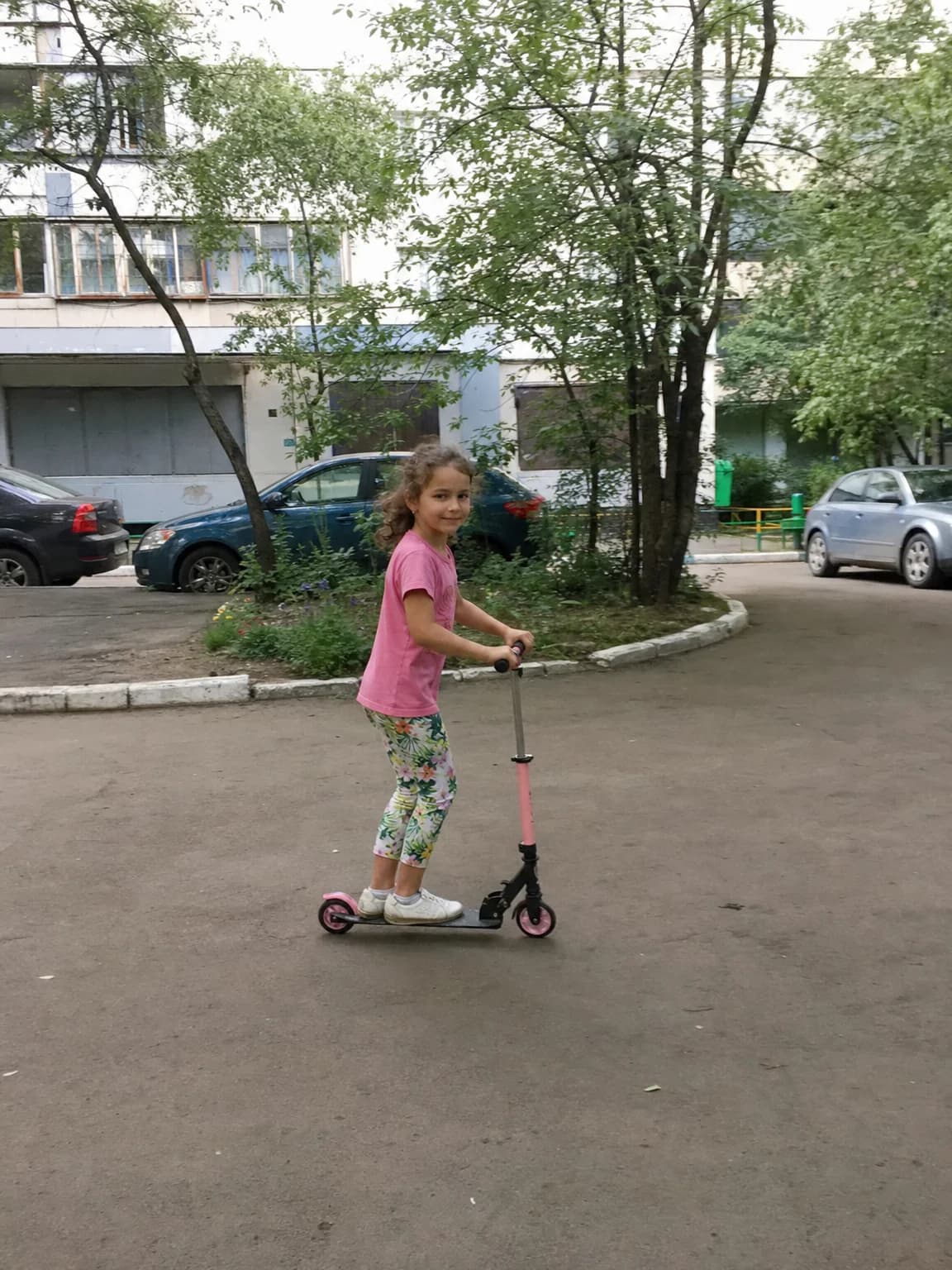 До: фото девочки шести лет на самокате во дворе