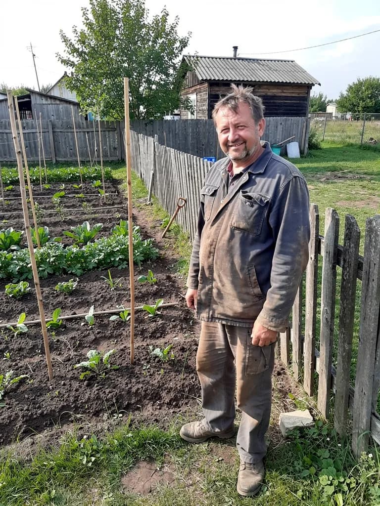 До: мужчина на даче в рабочей куртке, обычный снимок
